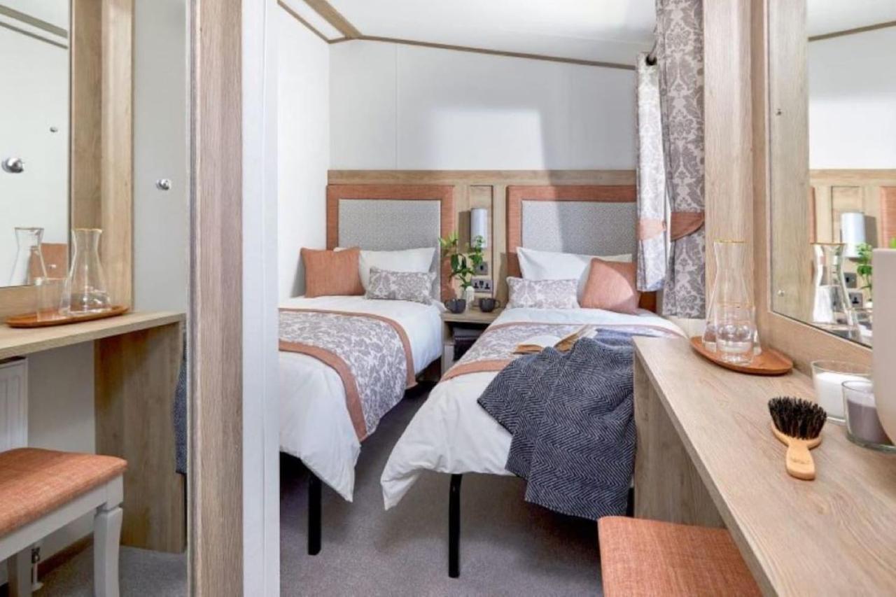 Captivating Bluebell Lodge 2-Bed Cotswolds Caravan Cirencester Exteriér fotografie