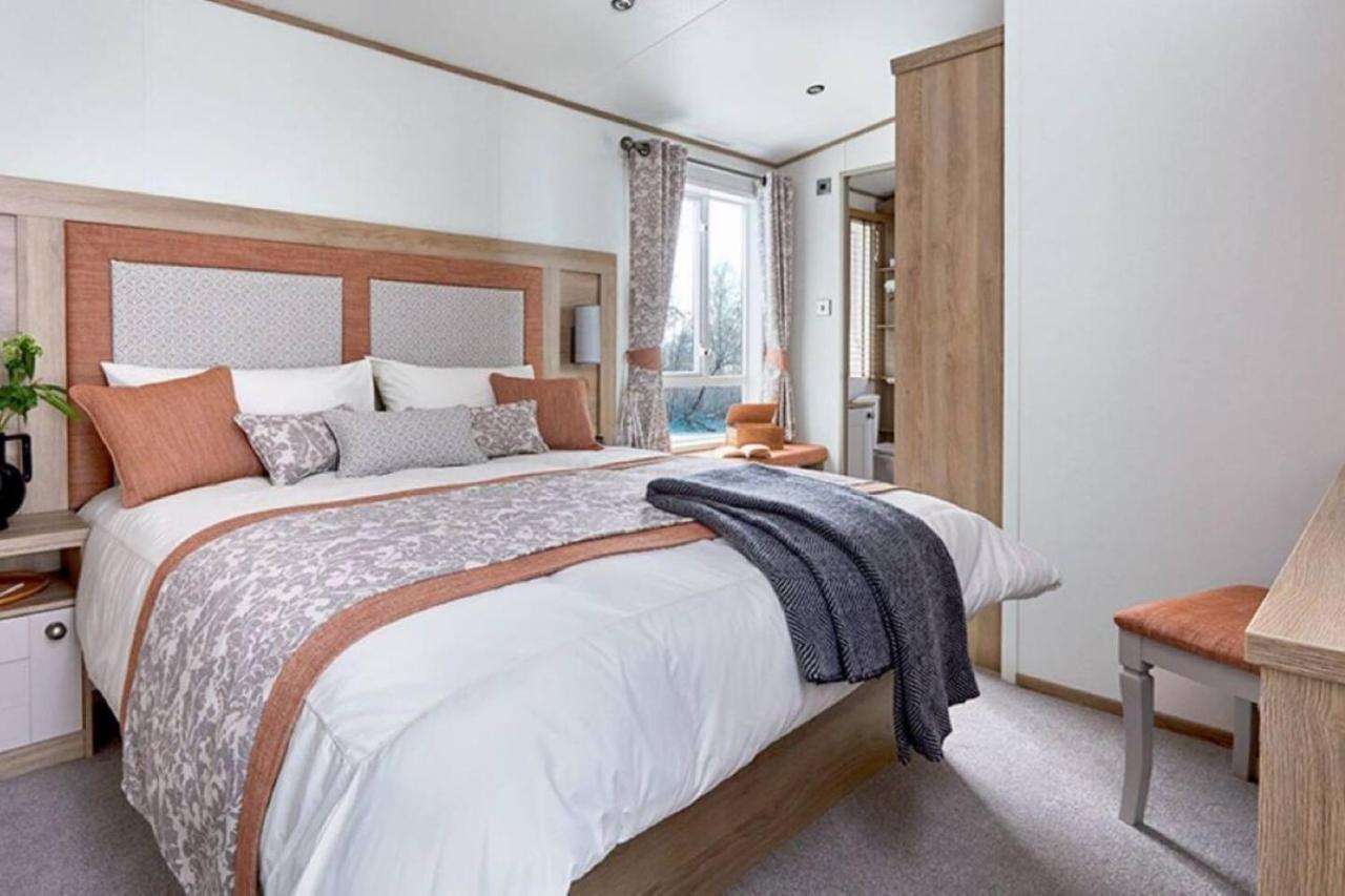 Captivating Bluebell Lodge 2-Bed Cotswolds Caravan Cirencester Exteriér fotografie